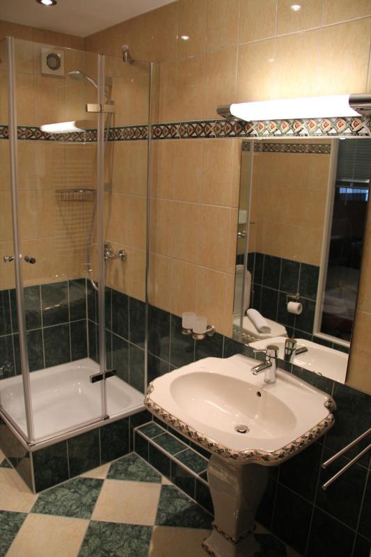 Twin Room image 3