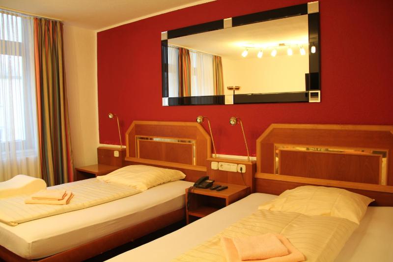 Twin Room image 2