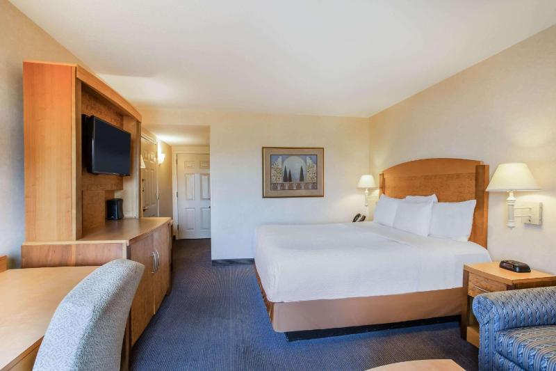 Standard King Room image 1
