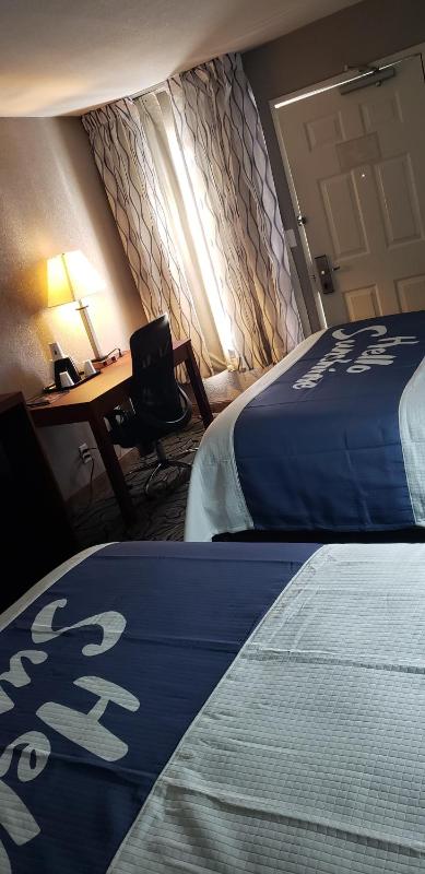 Queen Room with Two Queen Beds - Non-Smoking image 4