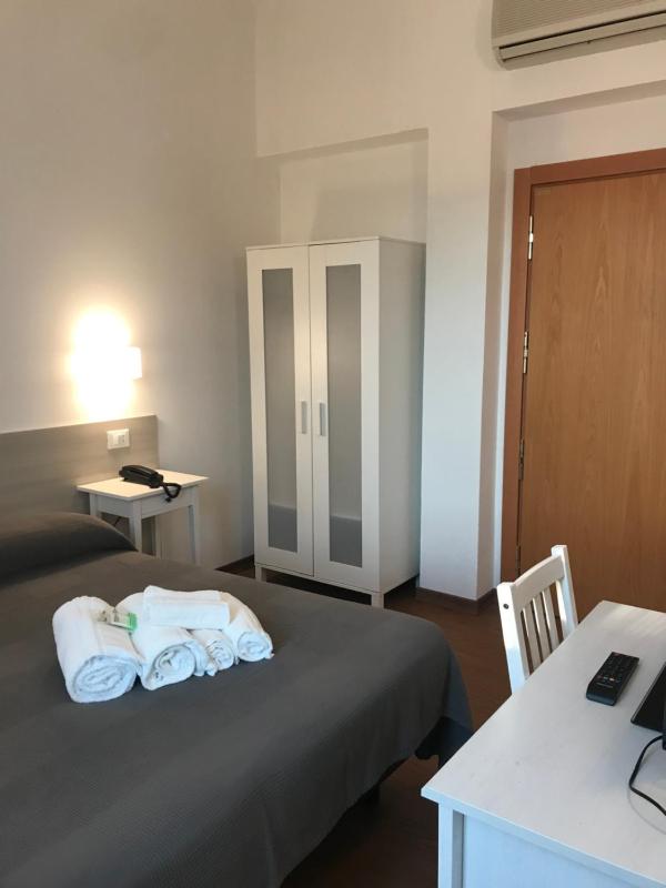 Small Double Room image 2
