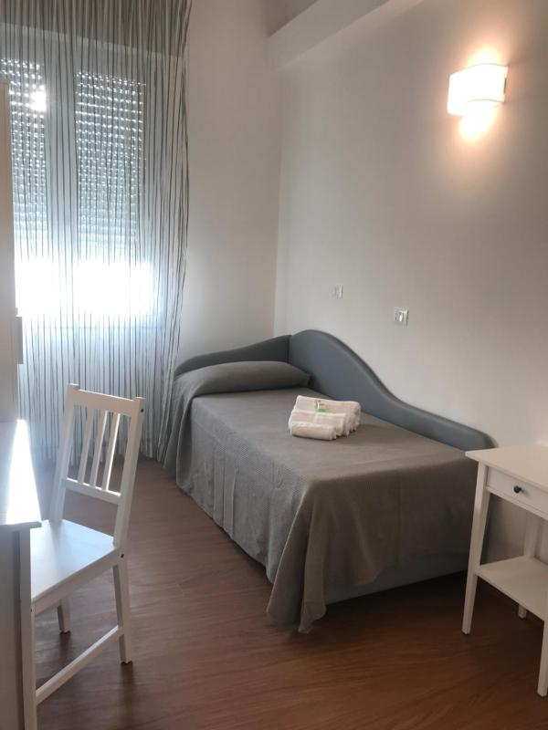 Small Single Room image 3