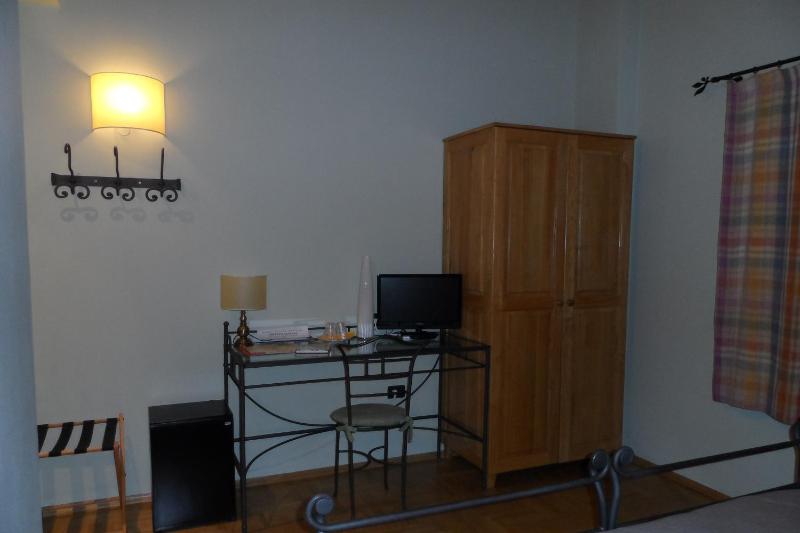 Deluxe Double or Twin Room image 4