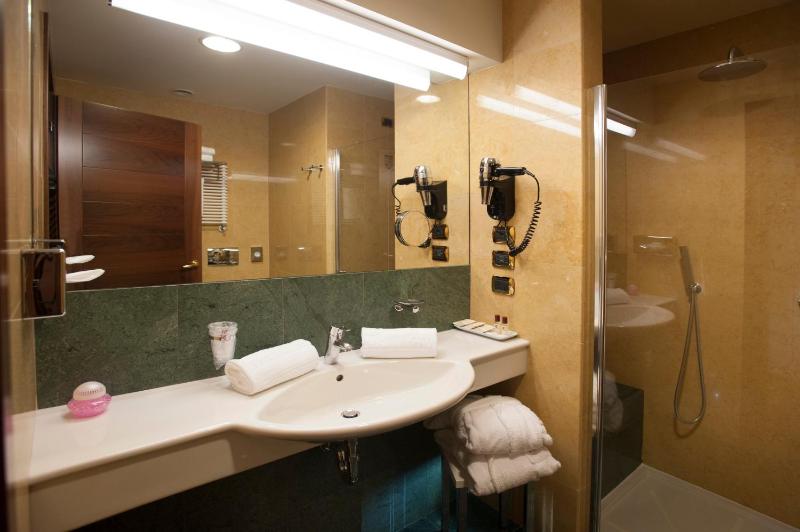 Double Room image 3