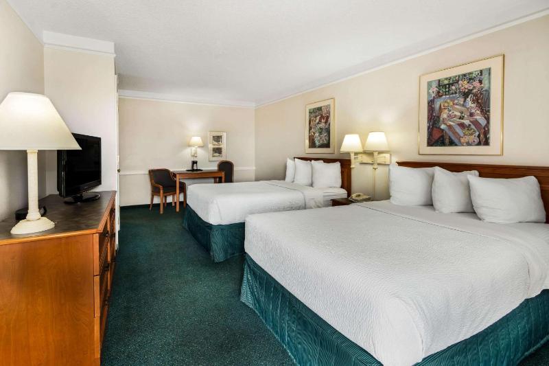 Double Room with Two Double Beds image 2