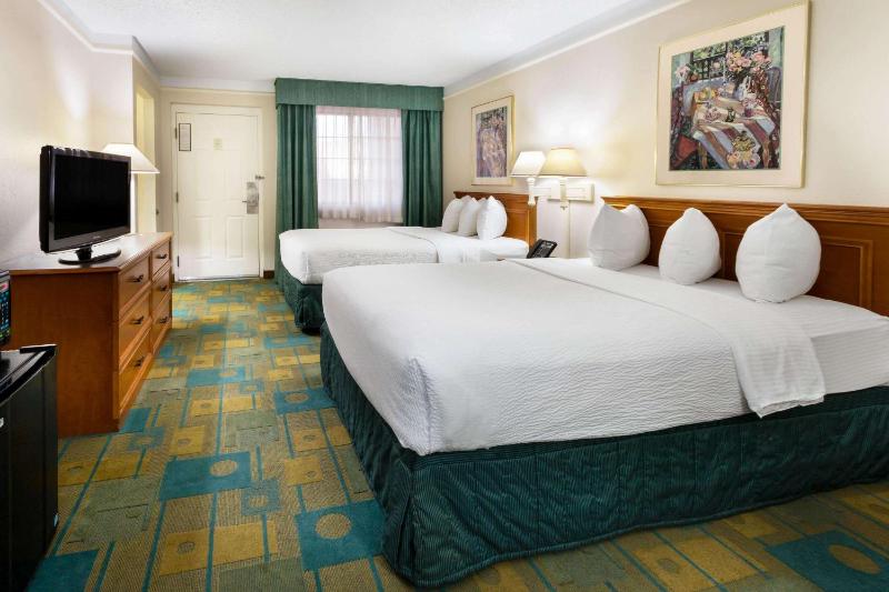 Deluxe Double Room with Two Double Beds image 2
