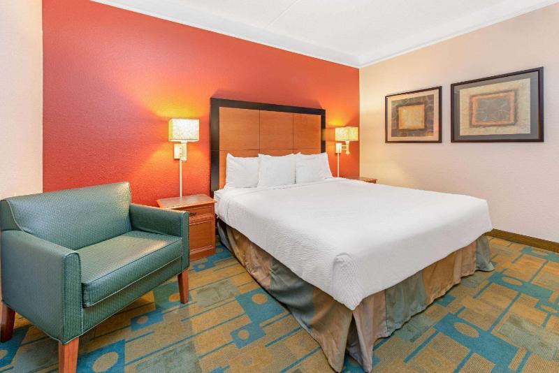 King Room with Bath Tub - Mobility/Hearing Accessible - Non-Smoking image 3