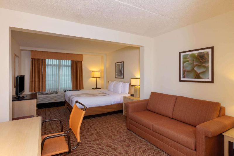 Deluxe King Room with Sofa Bed - Non-Smoking image 1