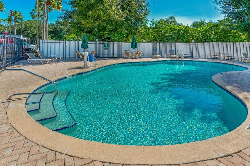 La Quinta Inn & Suites by Wyndham Tampa/Brandon West - image 9