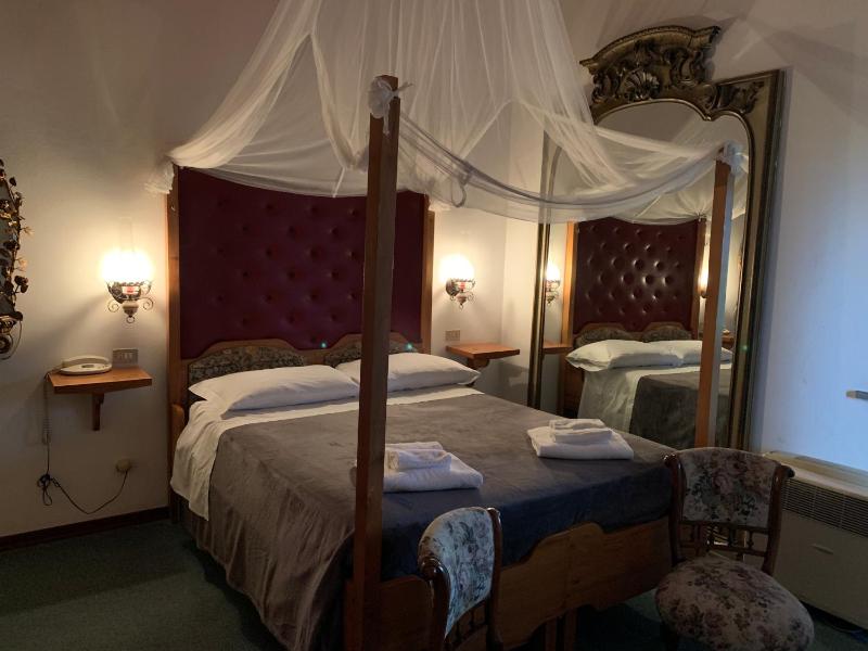 Double Room image 2