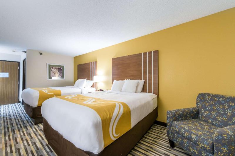 Queen Room with Two Queen Beds - Non-Smoking image 2