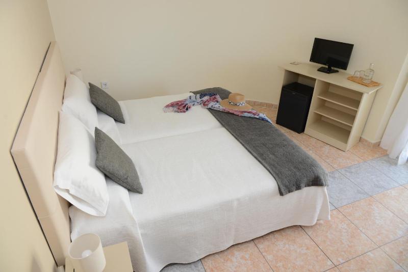 Small Double Room image 3