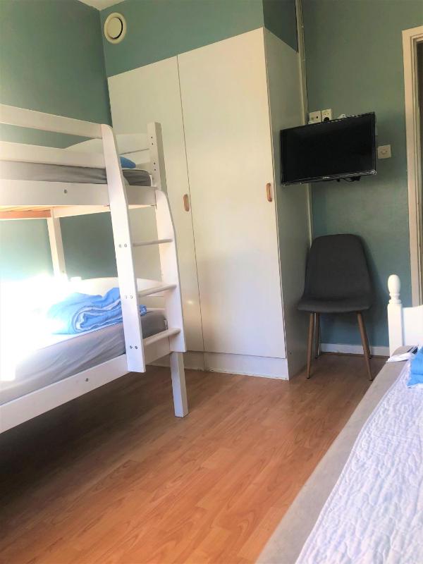 Triple Room with Shared Shower image 2