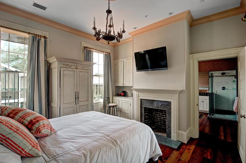 Deluxe Queen Room image 3