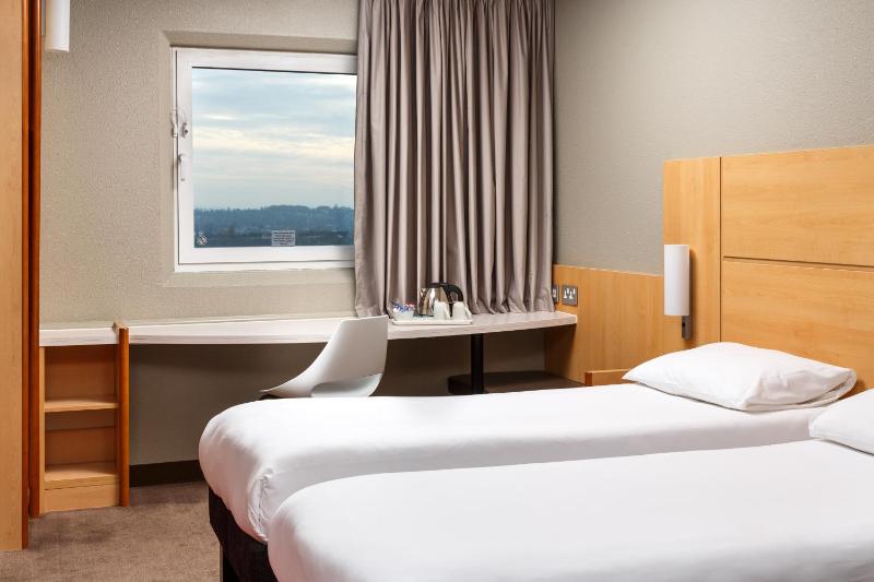 Twin Room image 3