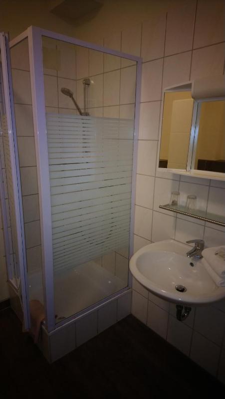 Twin Room image 3