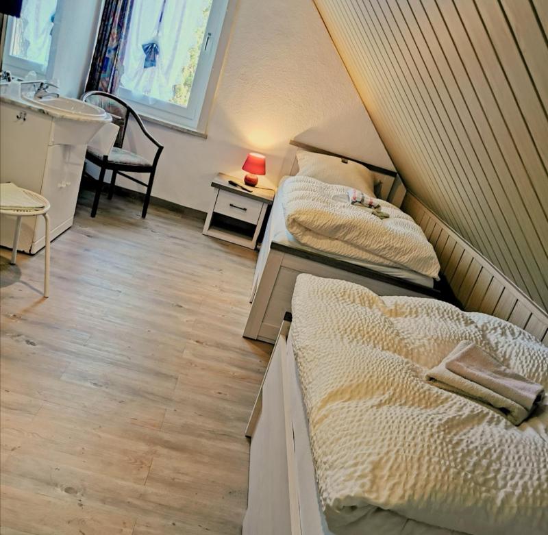 Twin Room with Shared Bathroom image 1