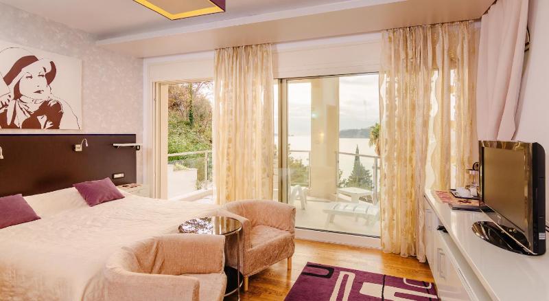 Double or Twin Room with Sea View image 1