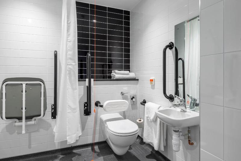 Standard Double Room with Free Hot Breakfast - Accessible image 3
