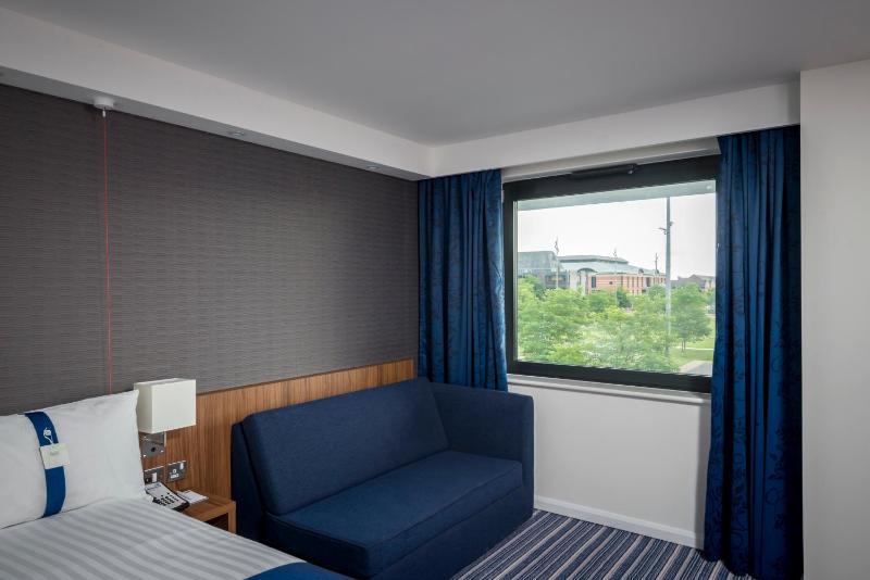 Standard Double Room with Single Sofa Bed and Free Hot Breakfast image 4