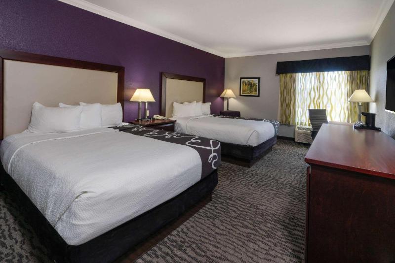 Queen Room with Two Queen Beds - Non-Smoking image 4