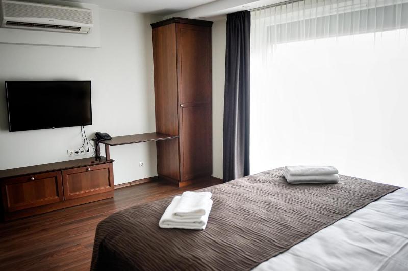 King Room with Roll-In Shower - Disability Access image 4