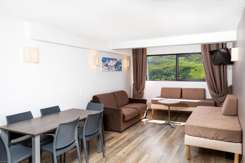One-Bedroom Apartment (6 Adults) image 2