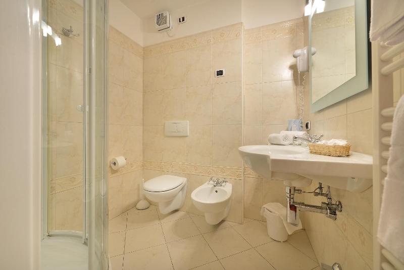 Deluxe Double Room with Shower image 3