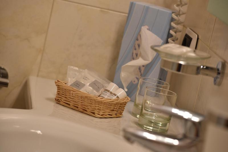 King Room with Spa Bath image 4