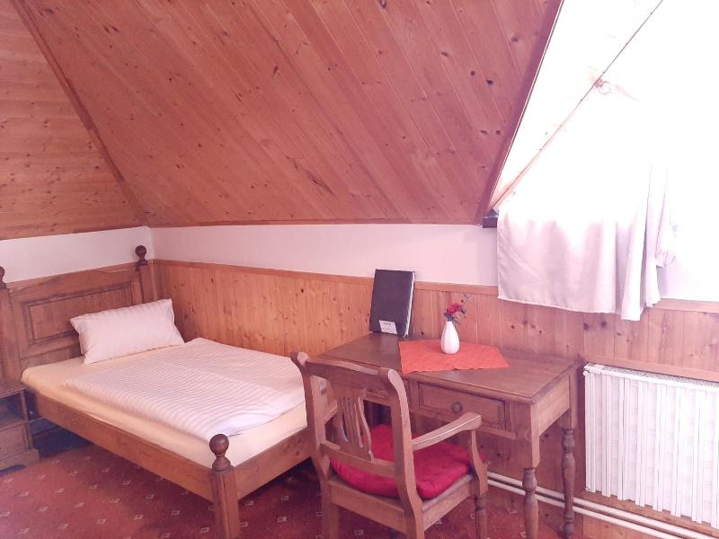 Twin Room with Bathroom image 3