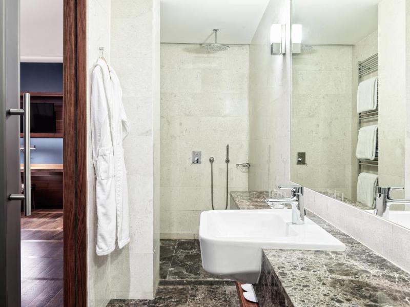 Deluxe King Room, Guest room, 1 King image 3