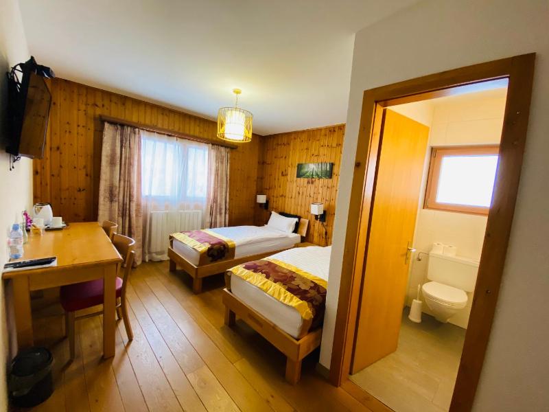 Twin Room image 4