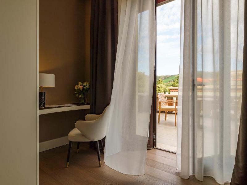 Deluxe Double Room with Terrace image 4