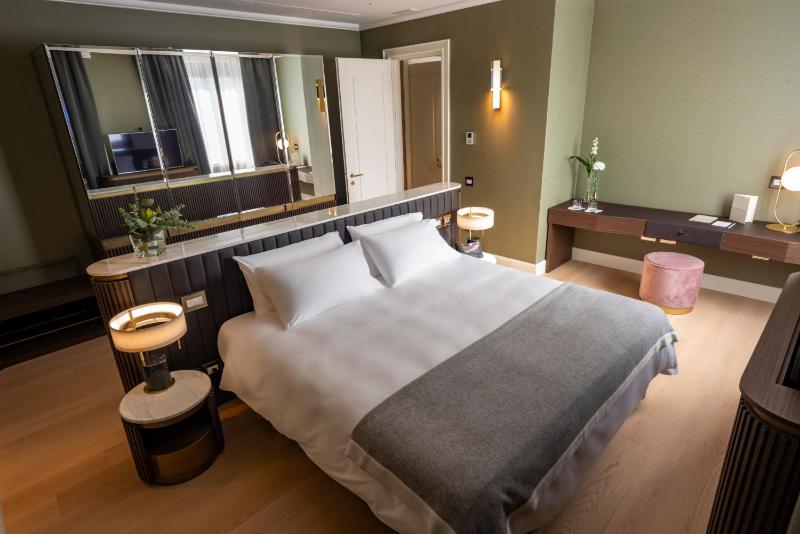 Suite with Terrace and Jacuzzi image 1