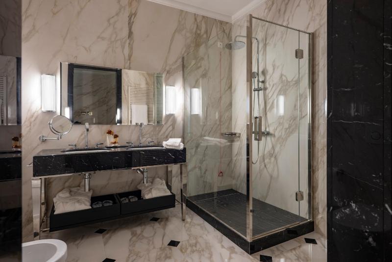 Suite with Terrace and Jacuzzi image 2