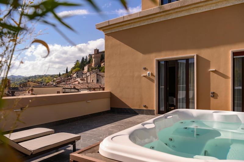 Suite with Terrace and Jacuzzi image 4