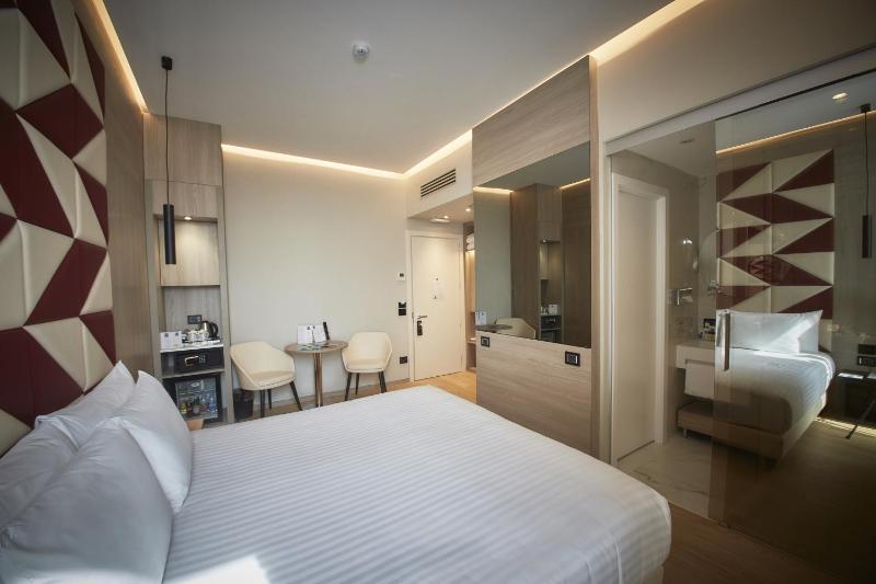 Deluxe Double Room image 4