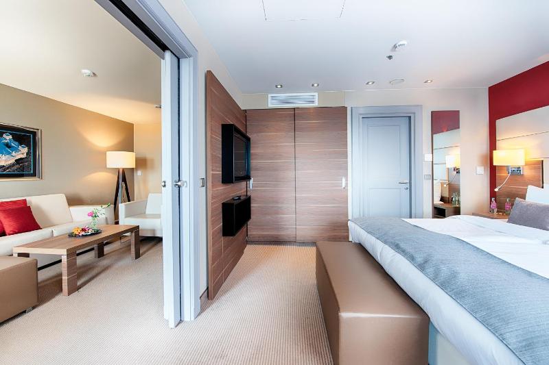 One-Bedroom Suite with Balcony image 1