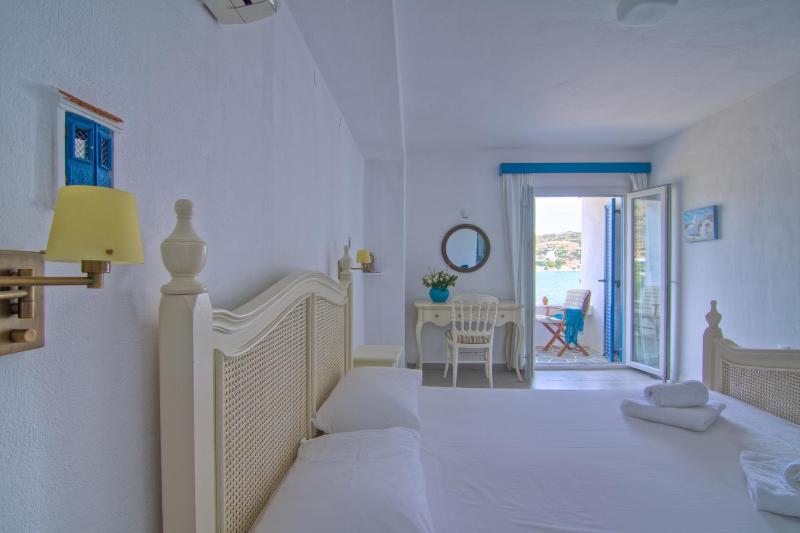 Triple Room with Sea View image 2