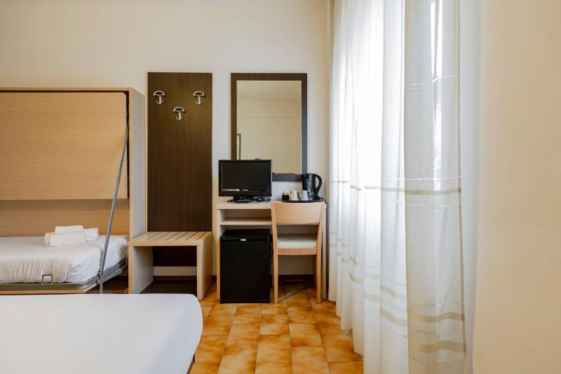 Standard Triple Room image 4