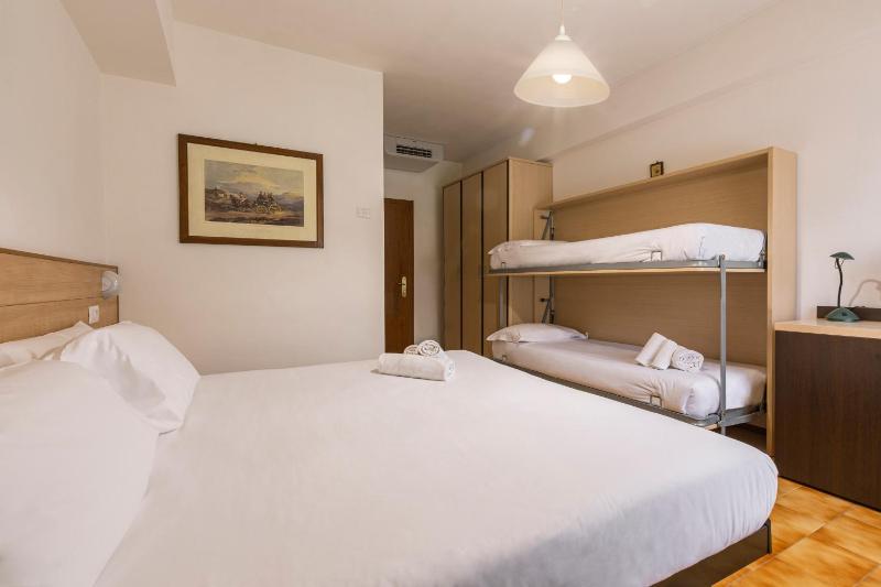 Standard Quadruple Room image 1