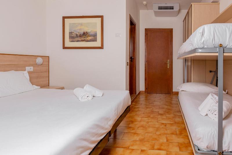 Standard Quadruple Room image 4