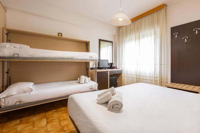 Standard Quadruple Room image 3