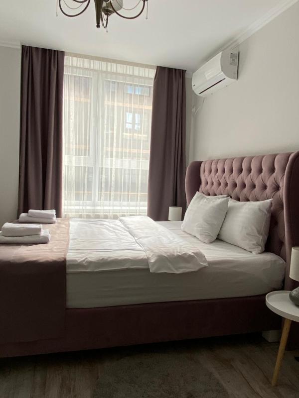 Deluxe King Room with mini-kitchen image 1
