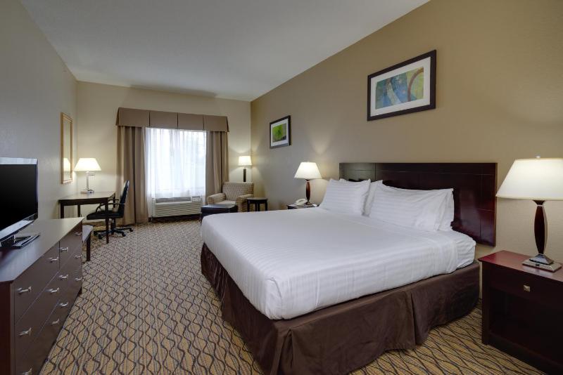 Standard King Room image 3