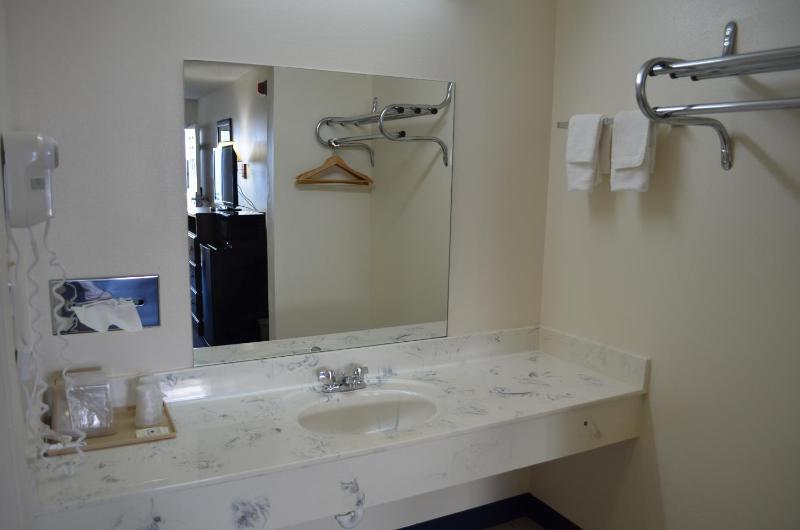 Queen Suite with Spa Bath image 2