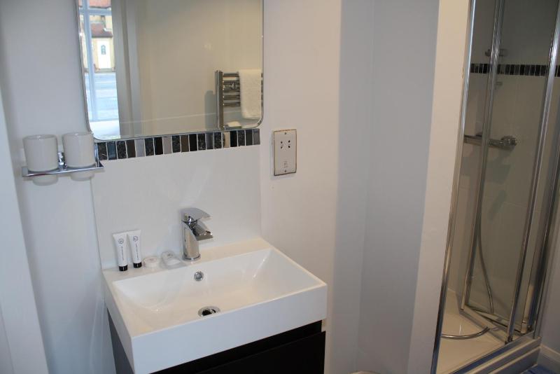 Twin Room image 3