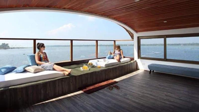 Cosy Houseboats - image 14