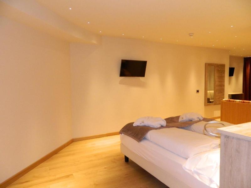 Family Room image 3
