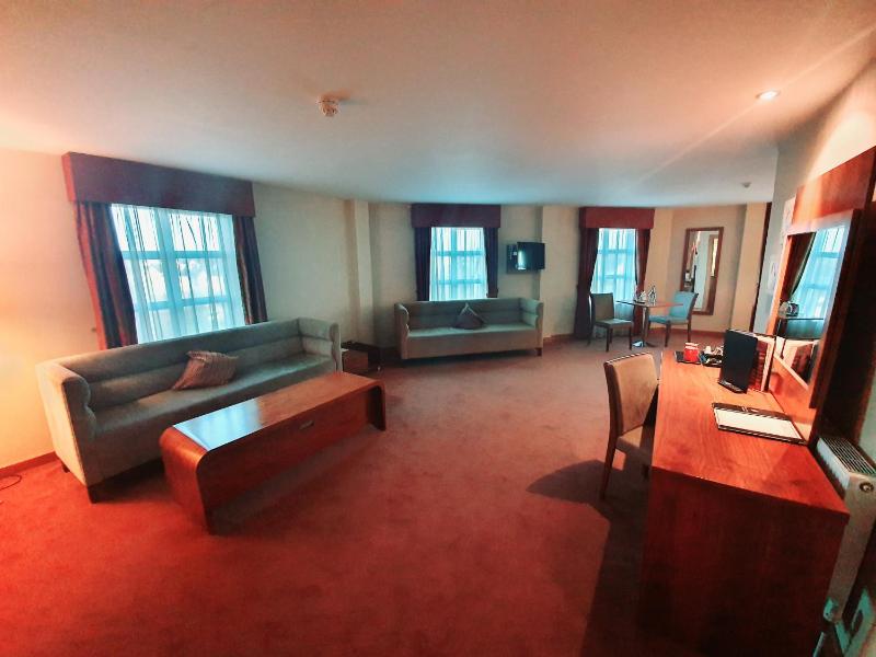 One-Bedroom Suite image 3